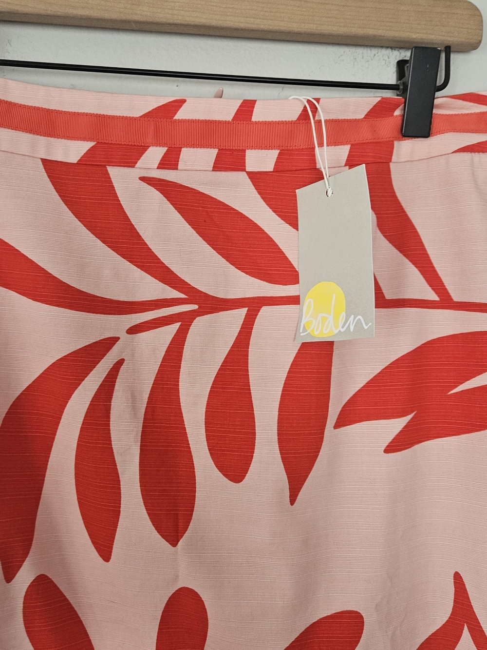 Boden NWT Red Pink Leaf Pattern Pencil Skirt Size 10R - Picture 4 of 8